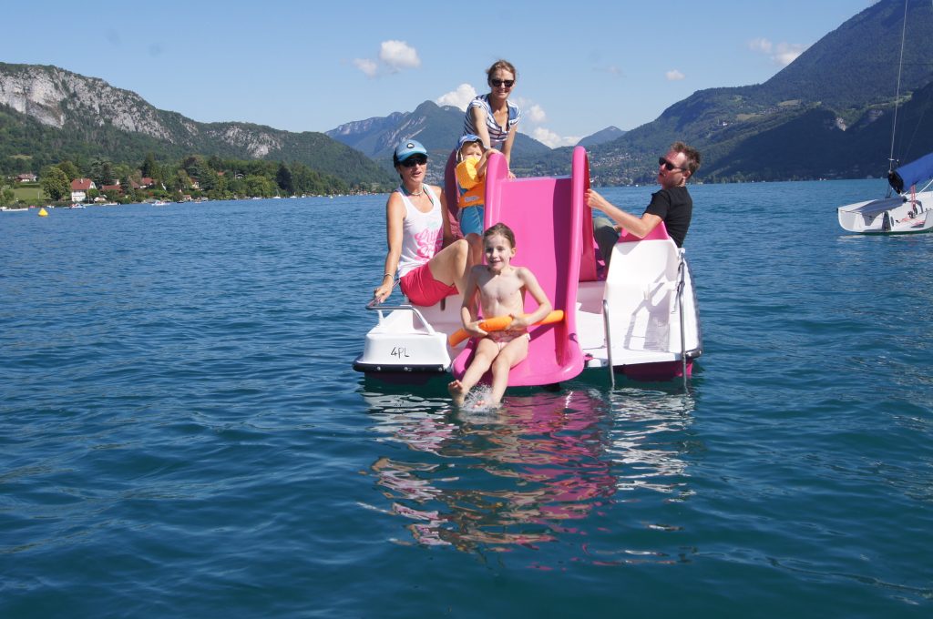 Location de pédalos et bateaux sur le lac d'Annecy pour enfants et familles