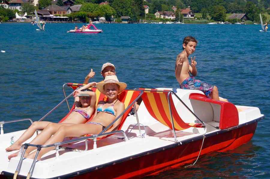 Location pédalos avec transats lac Annecy et Doussard