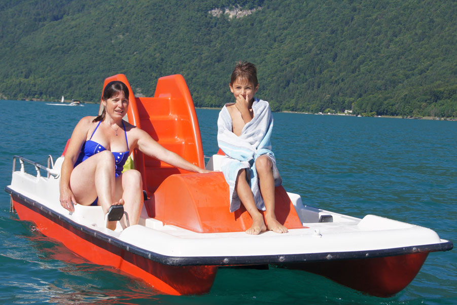 Location pédalos avec tobogan lac Annecy et Doussard animations enfants et familles