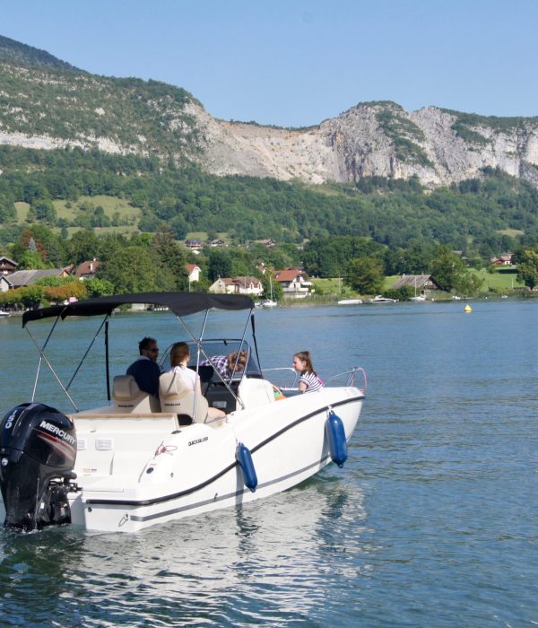 Location de bateau avec permis lac Annecy 7 places 150 CV